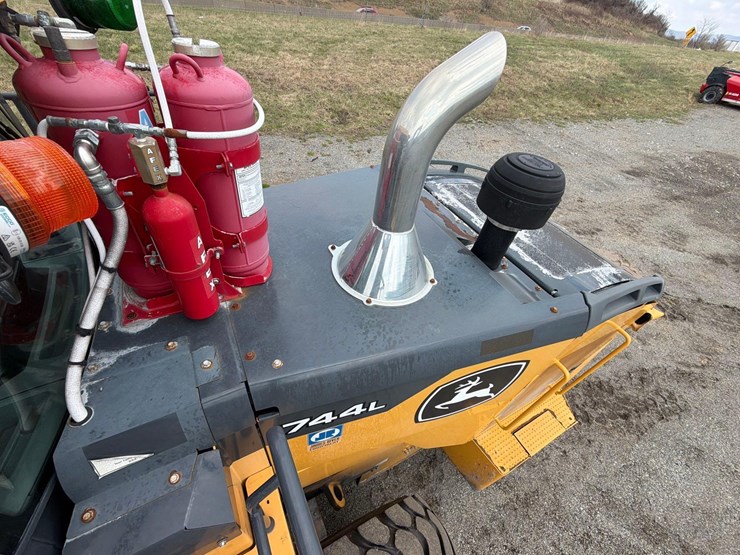 2020-deere-744l-image-18