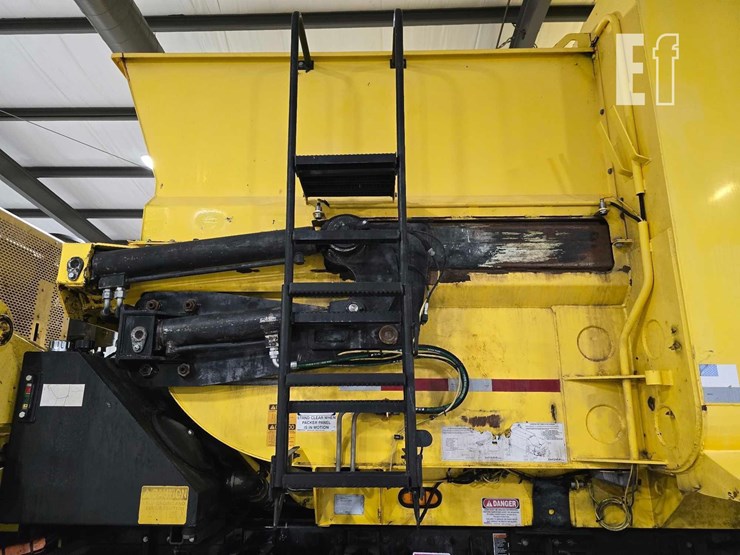 2018-peterbilt-320-image-19