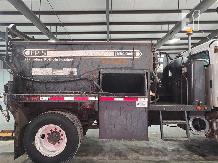 2015-freightliner-business-class-m2-106-image-17