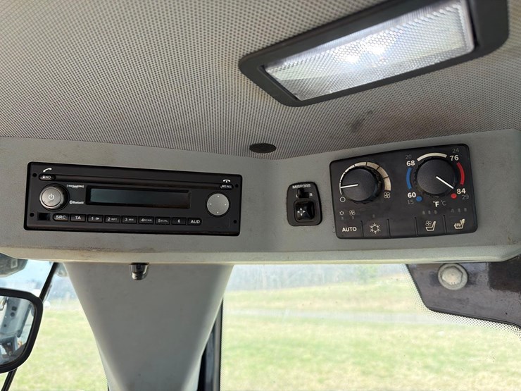 2022-deere-744l-image-27