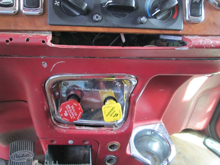 2008-peterbilt-389-image-42