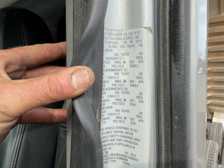 2015-peterbilt-567-image-34