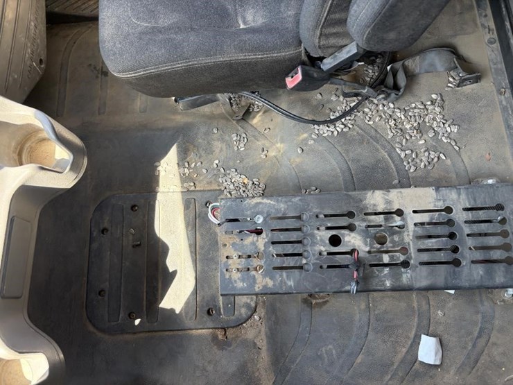 2012-freightliner-m2-106-image-17