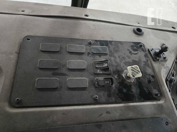 2018-peterbilt-320-image-18