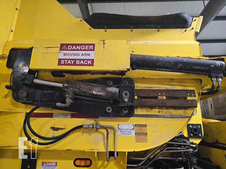 2018-peterbilt-320-image-26