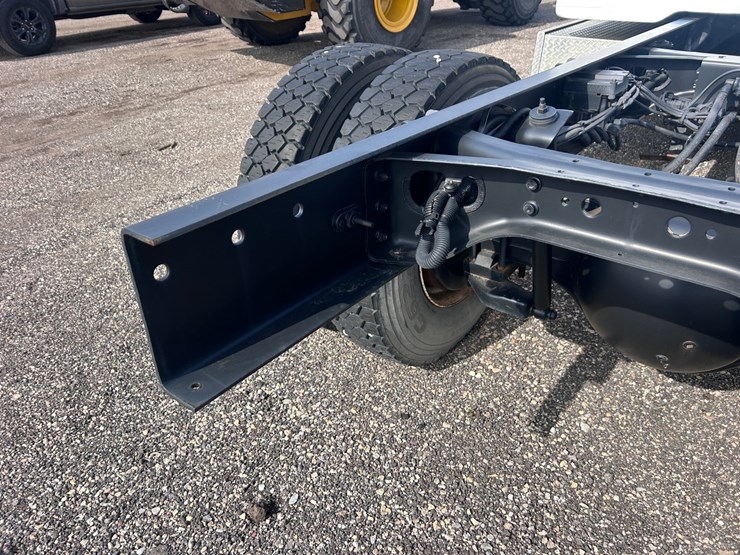 #1008-•-international-cab-and-chassis-image-21