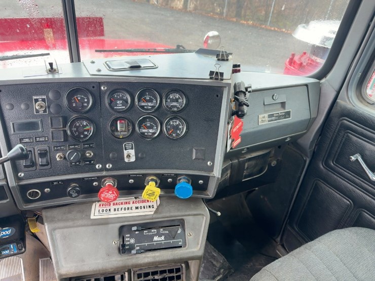 2000-mack-rd688s-image-32