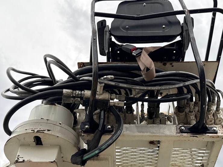 2010-massey-ferguson-8-image-55