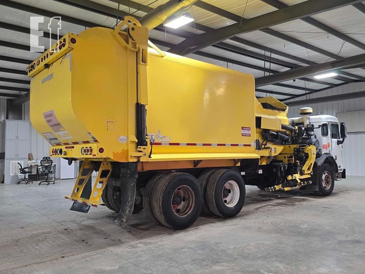 2018-peterbilt-320-image-3