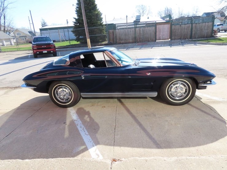 1963-chevrolet-corvette-stingray-split-window-coupe-image-4