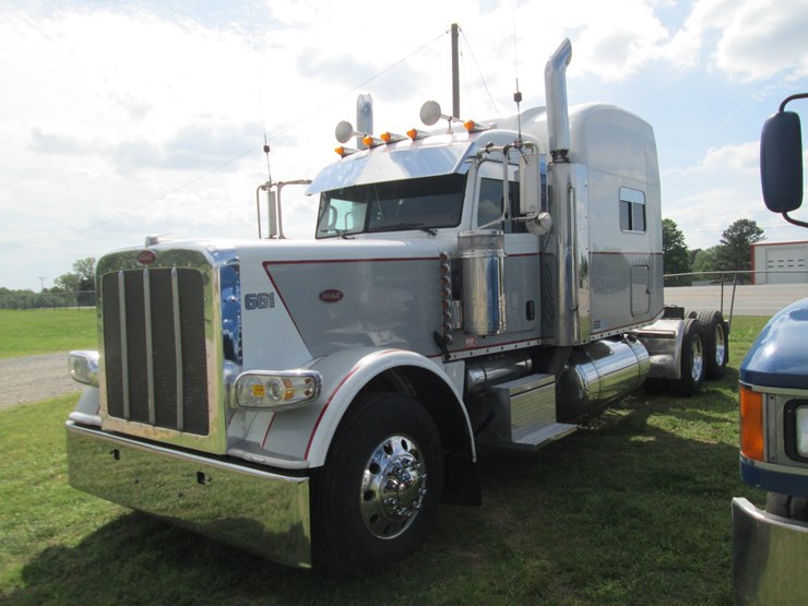 2008-peterbilt-389-image-1