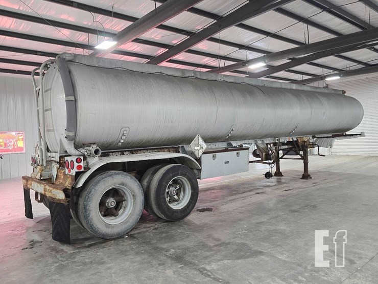 1974-trailmobile-tanker-image-3