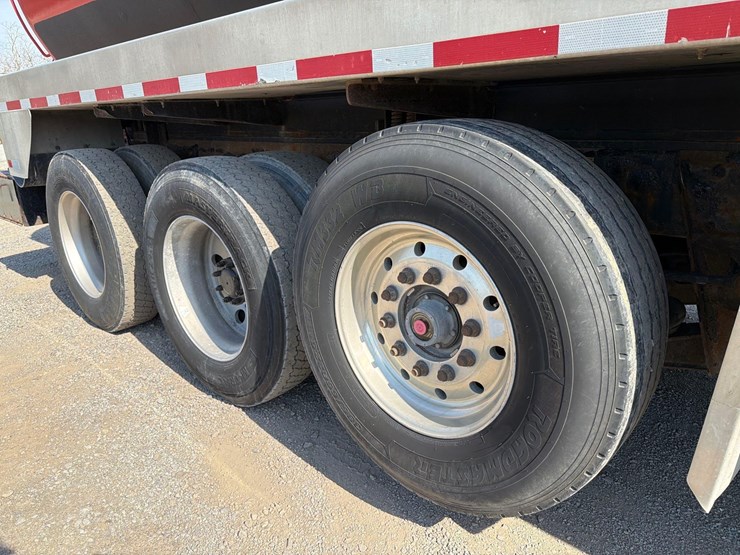 2012-peterbilt-389-image-18