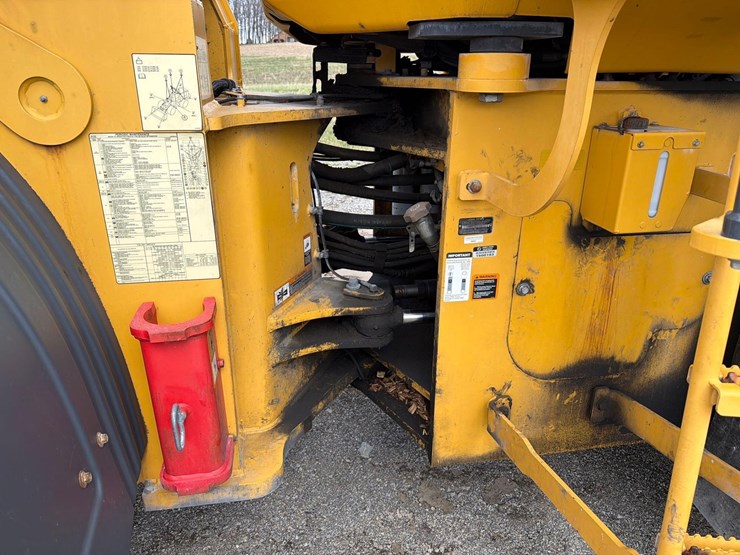 2020-deere-744l-image-10