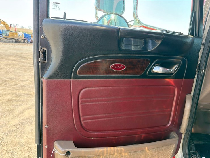 2012-peterbilt-389-image-33