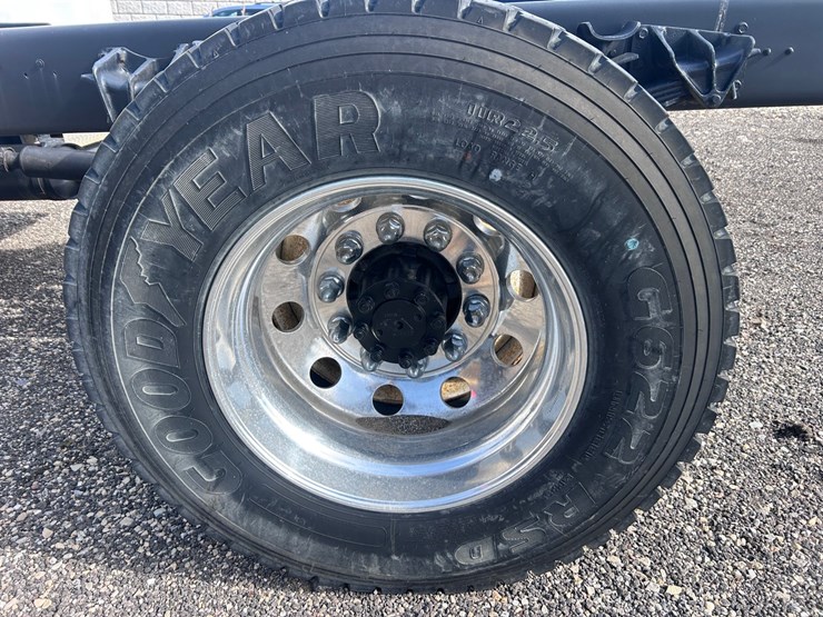 #1008-•-international-cab-and-chassis-image-68