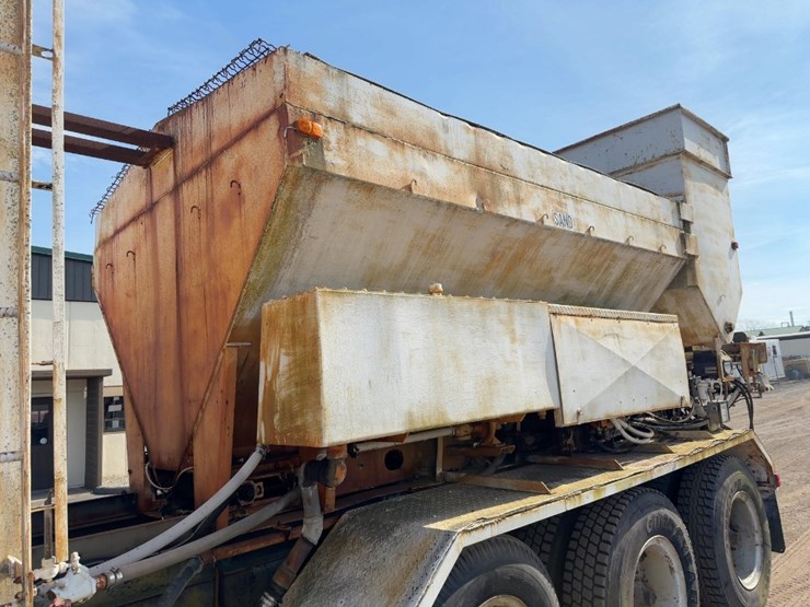 1984-mack-dm686s-image-22