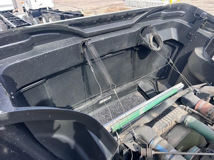 #1008-•-international-cab-and-chassis-image-64