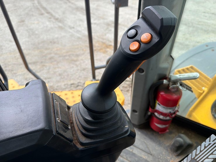 2022-deere-744l-image-24