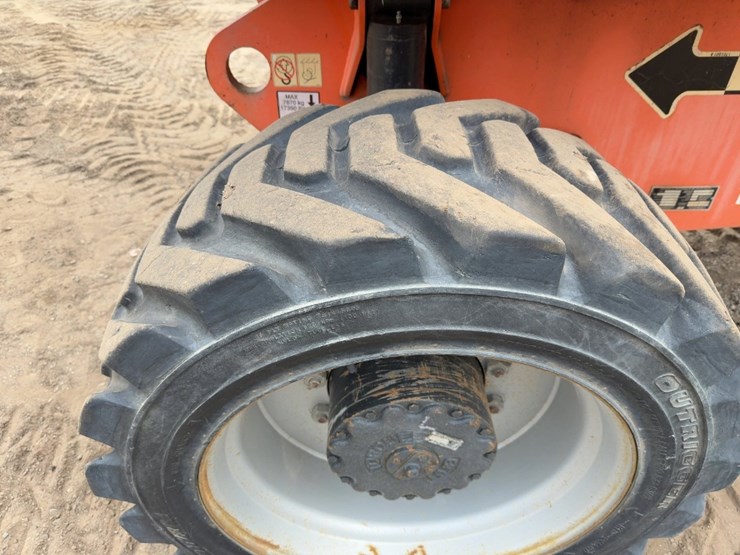 2008-jlg-800s-image-11