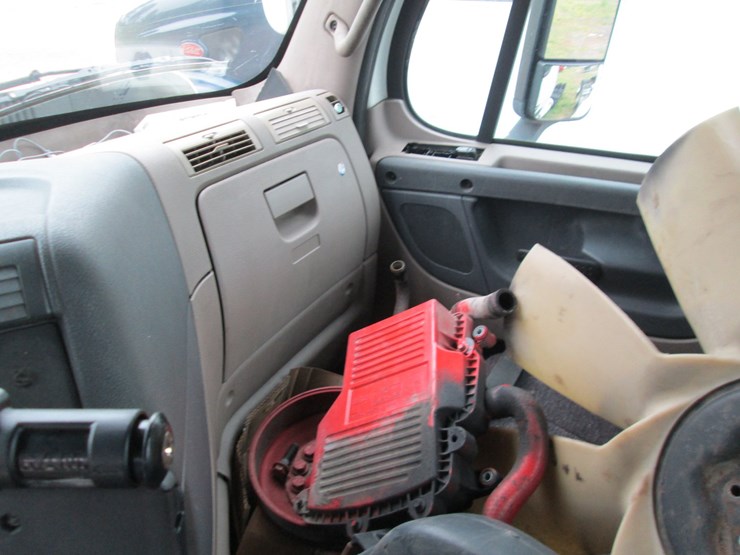 #46165-•-inop-2012-freightliner-t/a-daycab-truck-tractor-1fujgebg8clbv8611-image-40