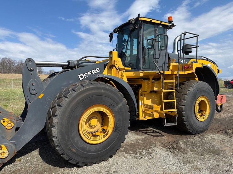 2022-john-deere-844-image-2