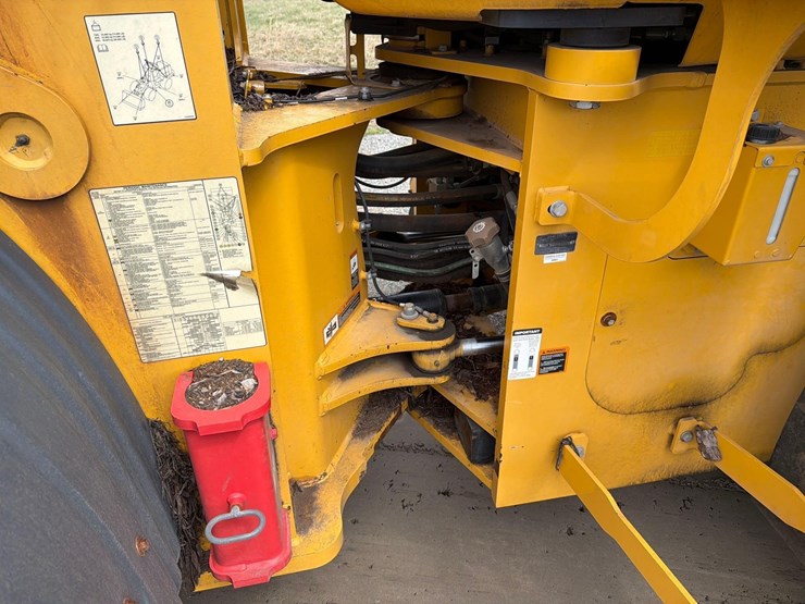 2022-deere-744l-image-12