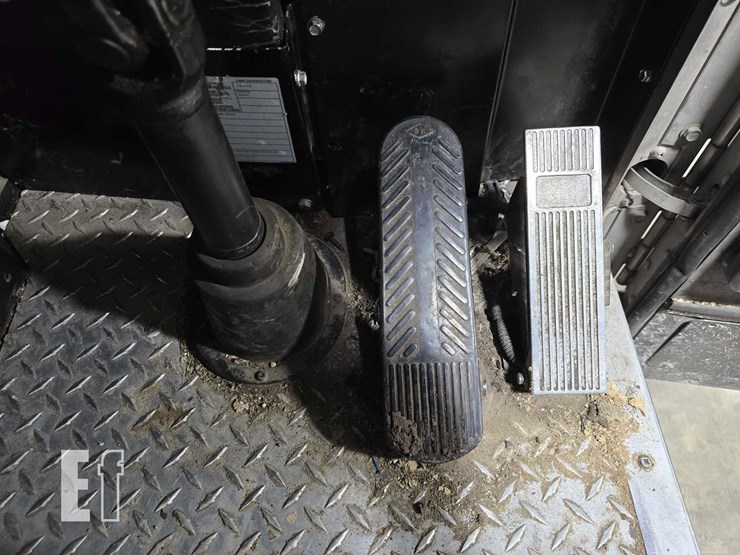 2018-peterbilt-320-image-11