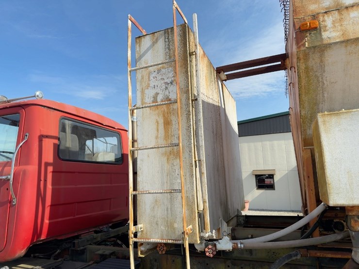 1984-mack-dm686s-image-23