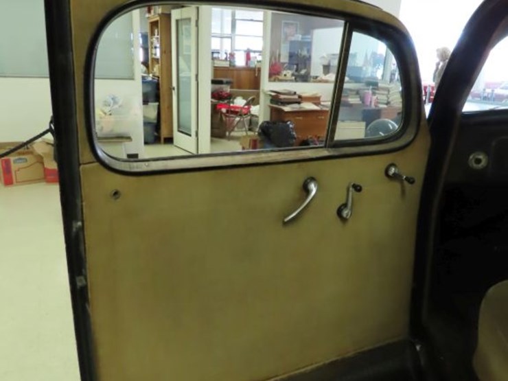 1936-chevrolet-2dr-town-sedan-image-17