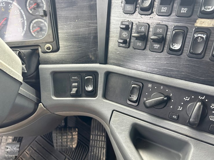 2010-massey-ferguson-8-image-71