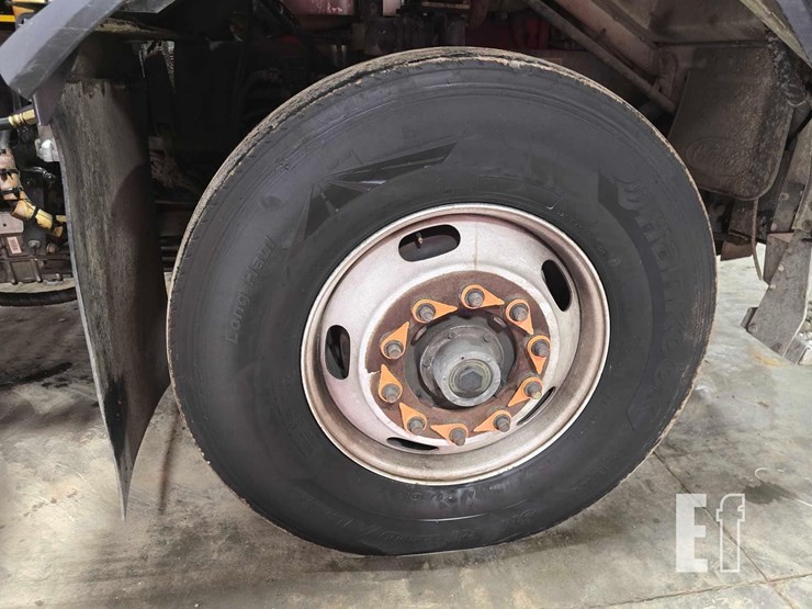 2018-peterbilt-320-image-39