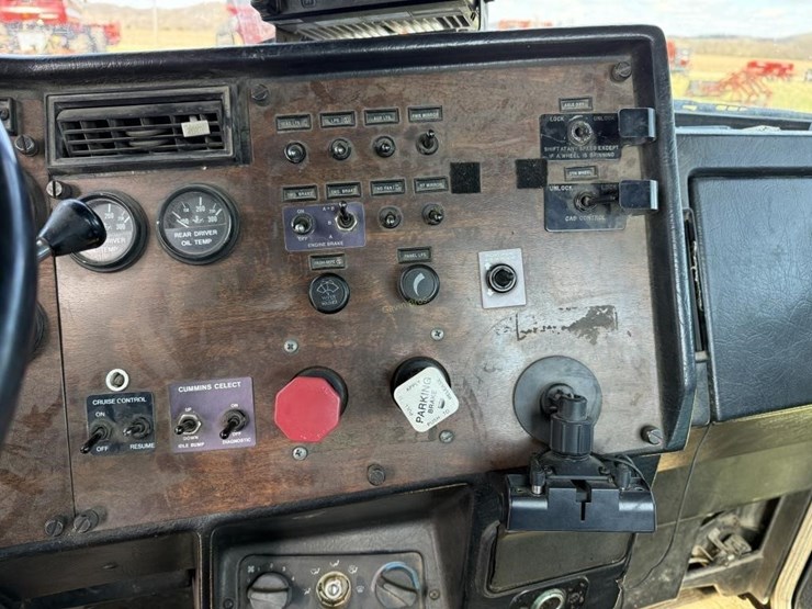 1996-peterbilt-385-image-18