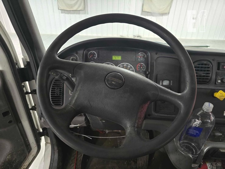 2015-freightliner-business-class-m2-106-image-10