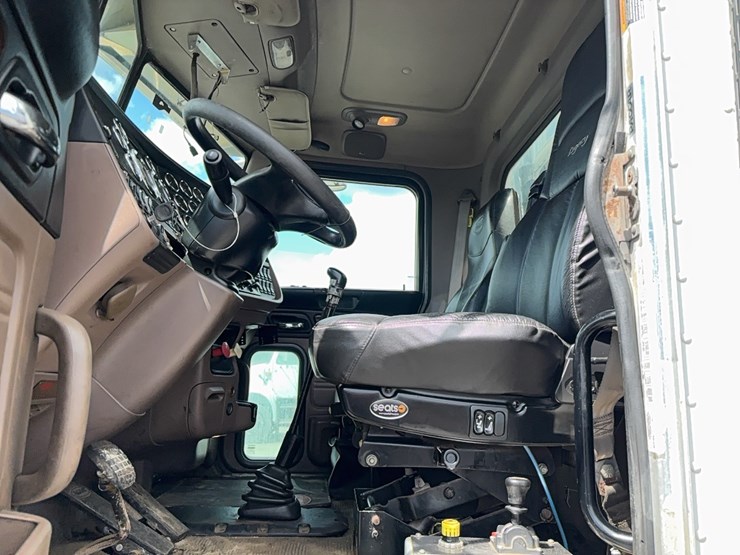 2013-peterbilt-388-image-15