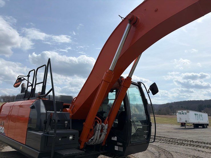 2020-hitachi-zx200-image-12