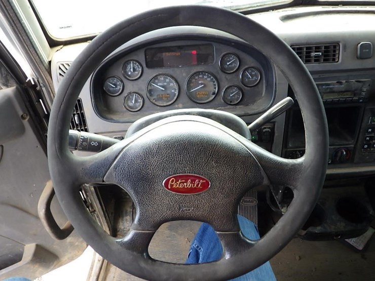2010-peterbilt-337-image-30
