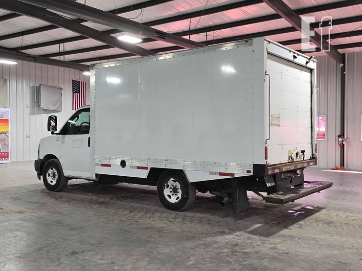 2019-gmc-savana-g1500-image-4