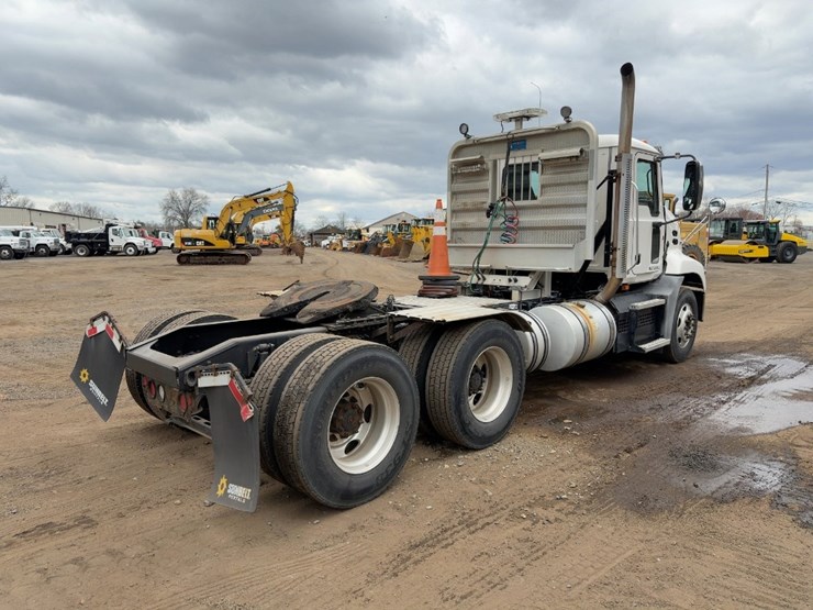 2018-mack-pinnacle-cxu613-image-5