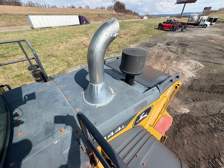 2022-john-deere-844-image-19