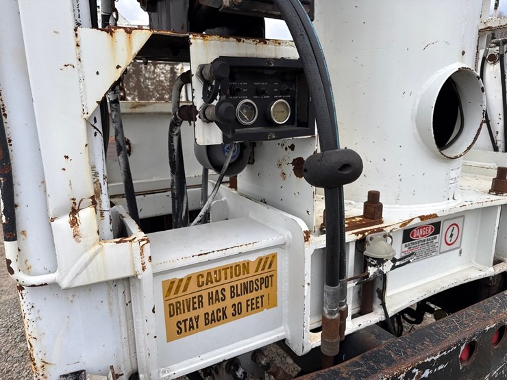 2010-massey-ferguson-8-image-46