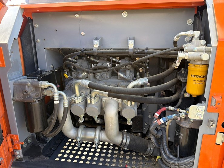 2020-hitachi-zx200-image-17