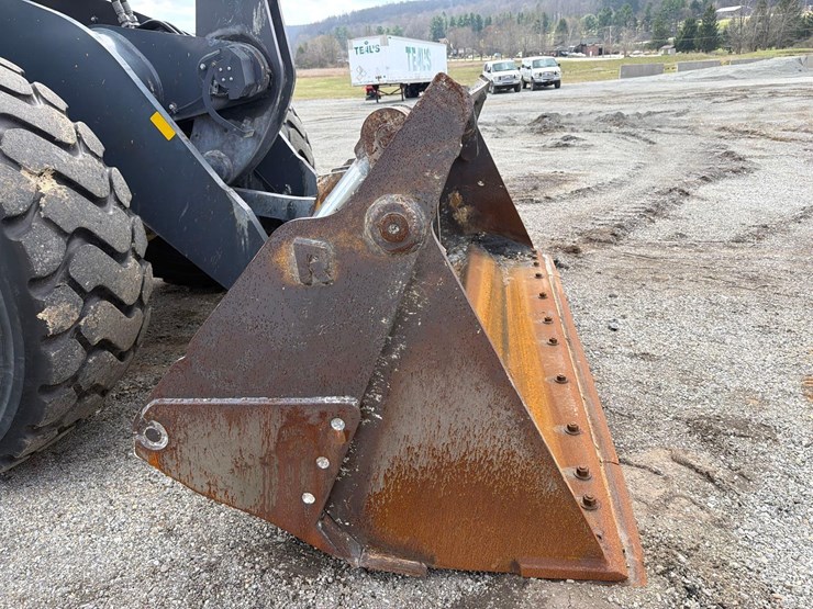 2020-deere-744l-image-13