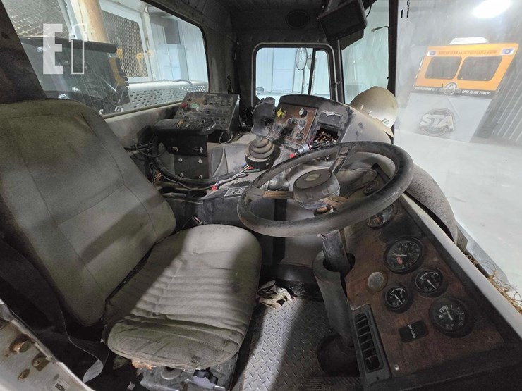 2008-peterbilt-320-image-9