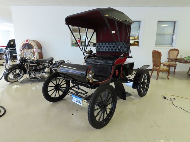 1902-curved-dash-oldsmobile-runabout-image-1
