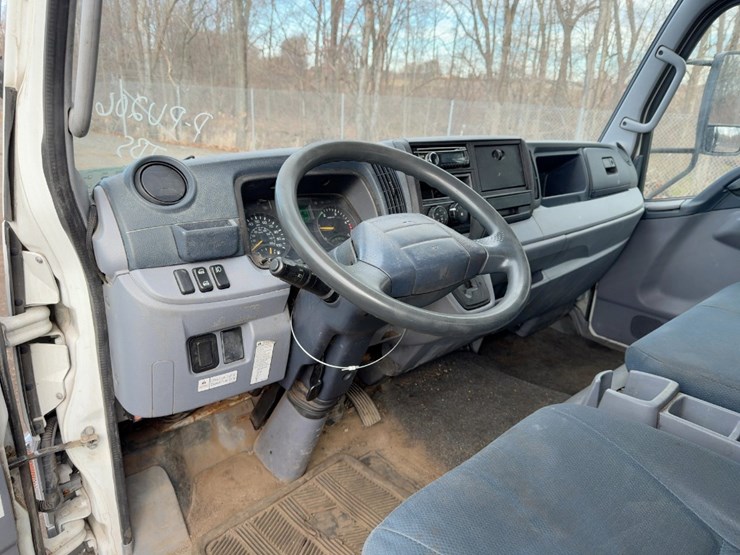 2014-mitsubishi-fuso-fe160-image-18