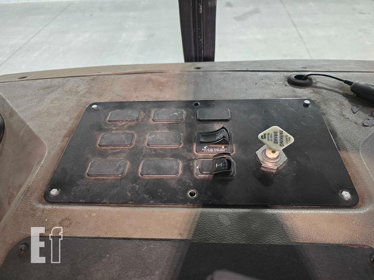 2018-peterbilt-320-image-17