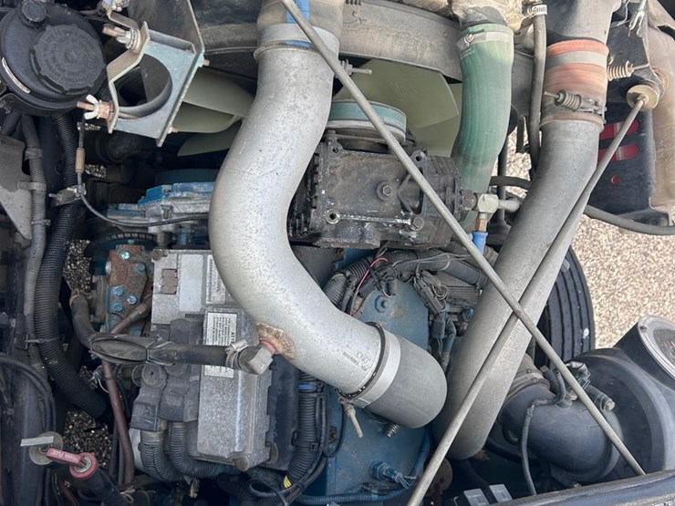 #1008-•-international-cab-and-chassis-image-63