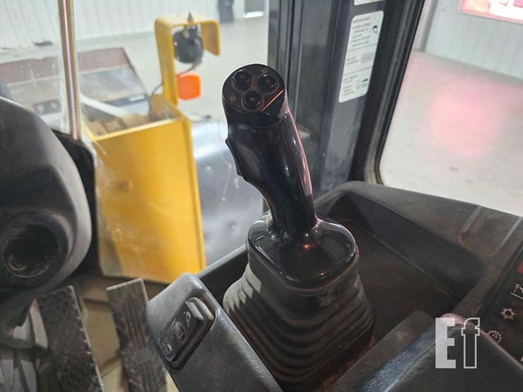 2017-deere-644k-image-18