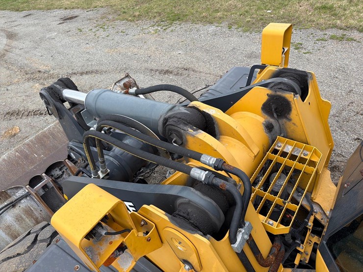 2020-deere-744l-image-17